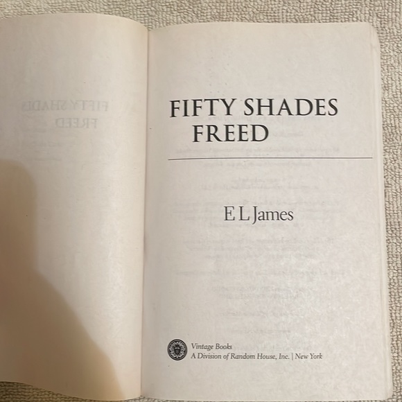 🌈2/$8  Fifty Shades Freed #3 in the Fifty Shades Series - Picture 7 of 12